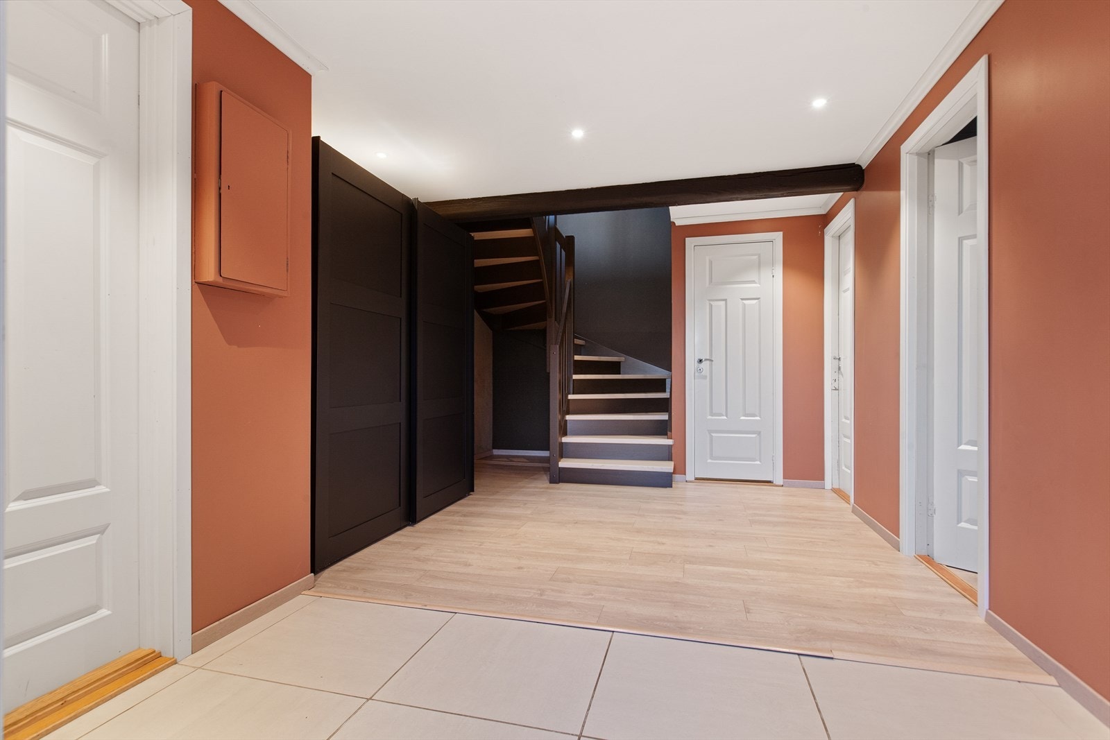 Når du kommer inn blir du møtt av denne romslige hallen på 16,5 kvm., godt med plass til å henge fra seg klær Galleribilde