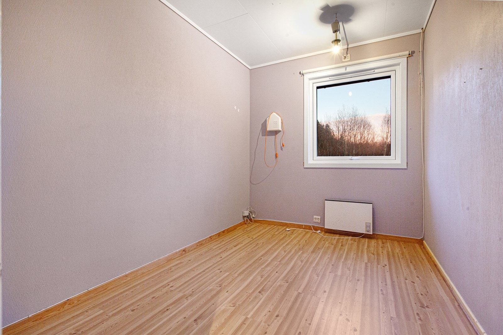 Boligen har til sammen tre soverom, hvorav ett av de er i sokkeletasjen Galleribilde