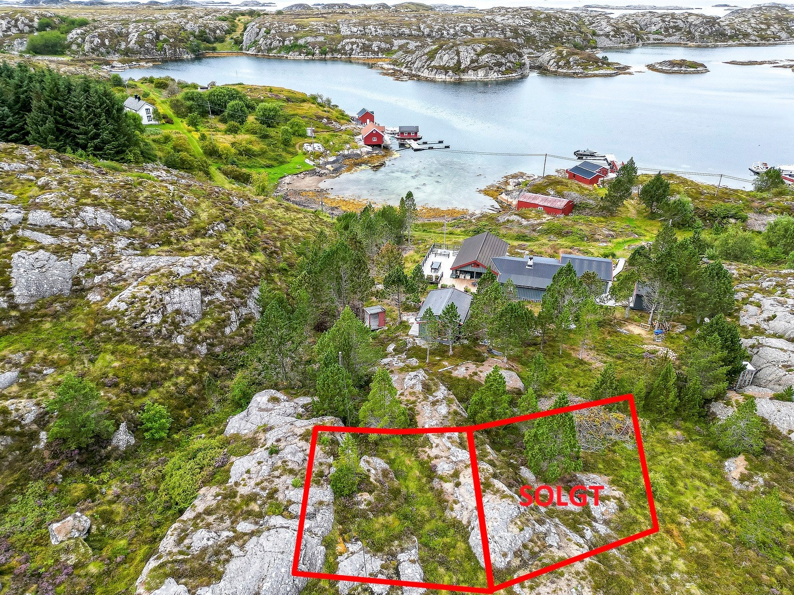 Det er regulert inn 4 fritidstomter på eiendommen som ikke er skilt ut/solgt. Det gjøres oppmerksom på at skissering av tomtene kun er omtrentlig, kart ligger vedlagt i salgsoppgaven. Dette er tomt F9 (til venstre) Galleribilde