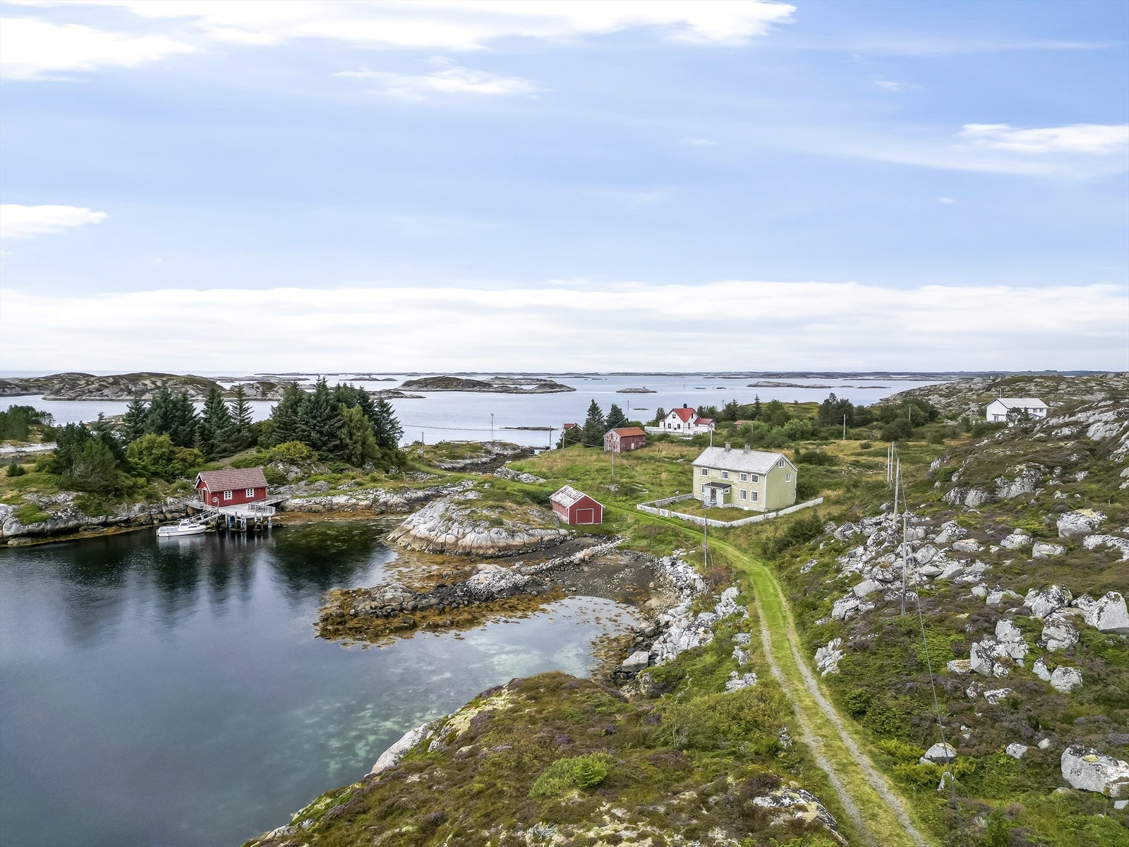 Heimdal Eiendomsmegling v/ Thomas Johnsen og Jon Herman Gulbrandsen ønsker velkommen til Gjøssøya! Foto: Dag Asle Langø Galleribilde