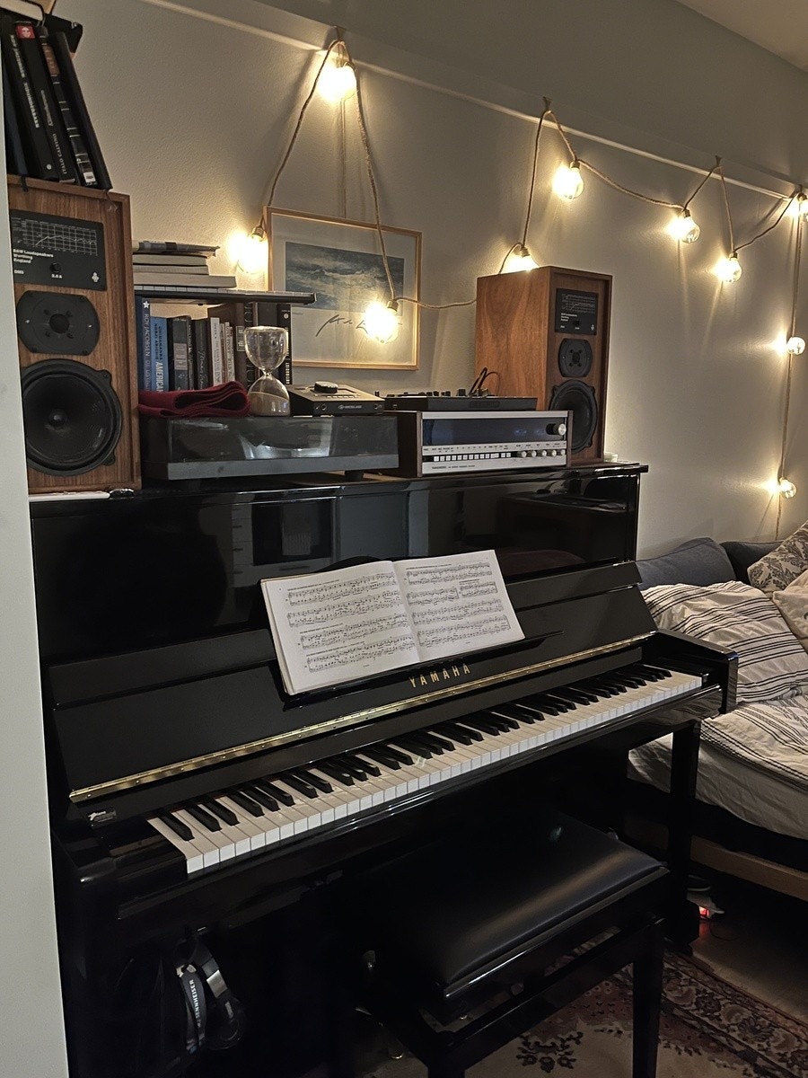 Flott Yamaha-piano med silent-funksjon (kan spilles med øretelefoner uten å forstyrre naboer) kan benyttes. Galleribilde