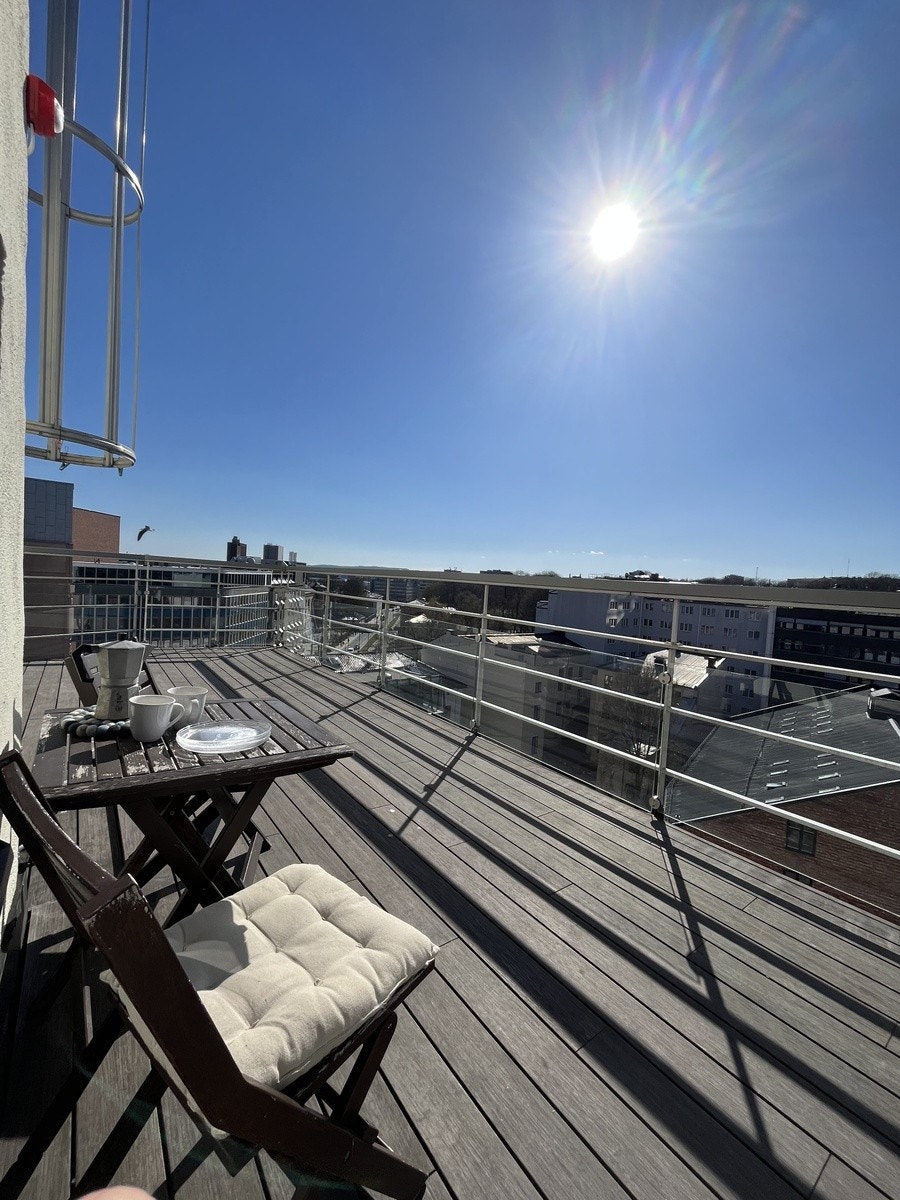 Terasse, omtrent like stor som leiligheten. Sol mer eller mindre hele dagen på sommeren. Rådhuset kan sees til venstre i bildet, Slottet til høyre. Galleribilde