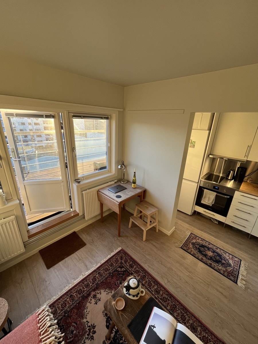 Bord som kan brukes som pult og spisebord. Galleribilde