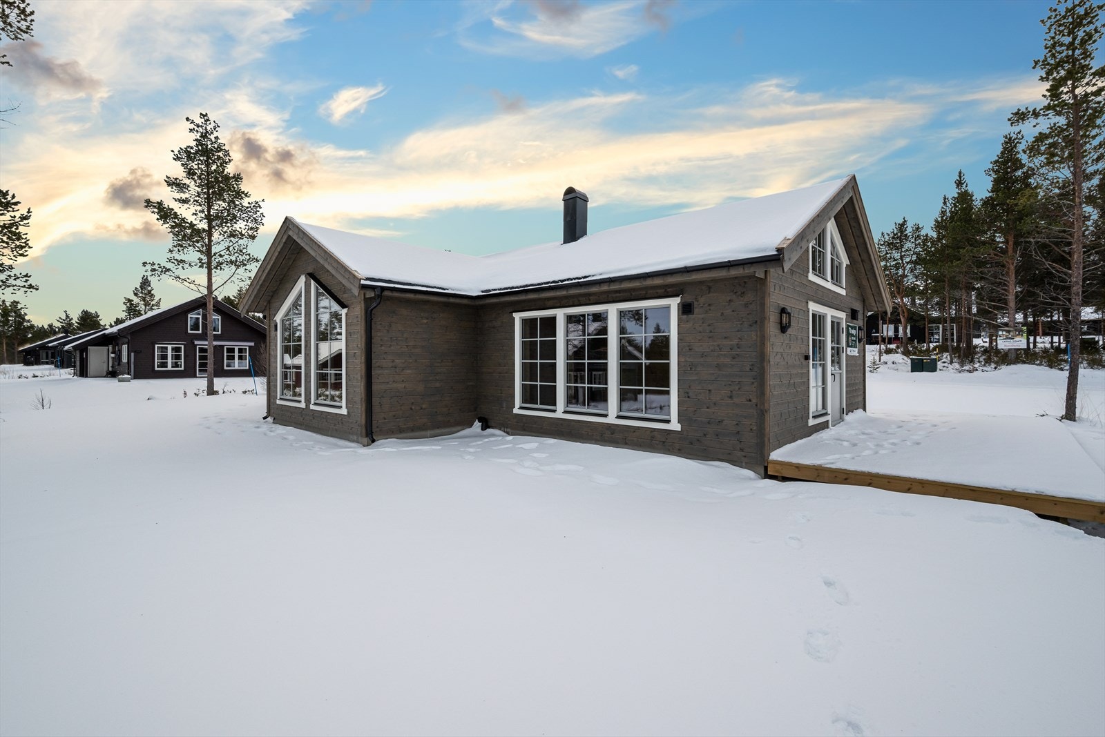 Velkommen til Corneliusveien 4 - en flott, splitter ny hytte med hems, oppført i moderne stil. Foto: Interiørfoto v/ Haukdal. Galleribilde