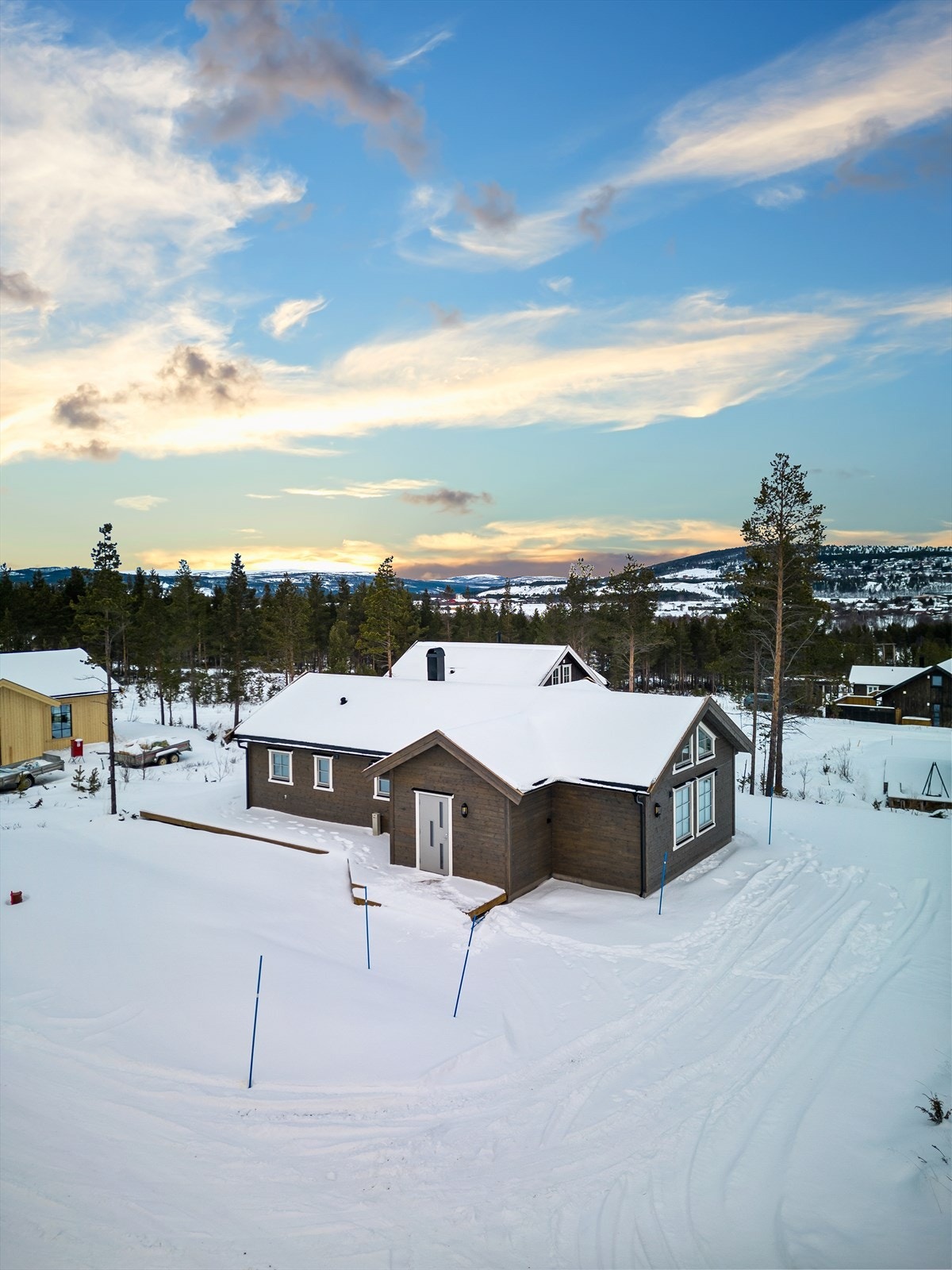 Rundt hytta kan man opparbeide et flott plenareal, som egner seg godt for både barn og voksne. Galleribilde