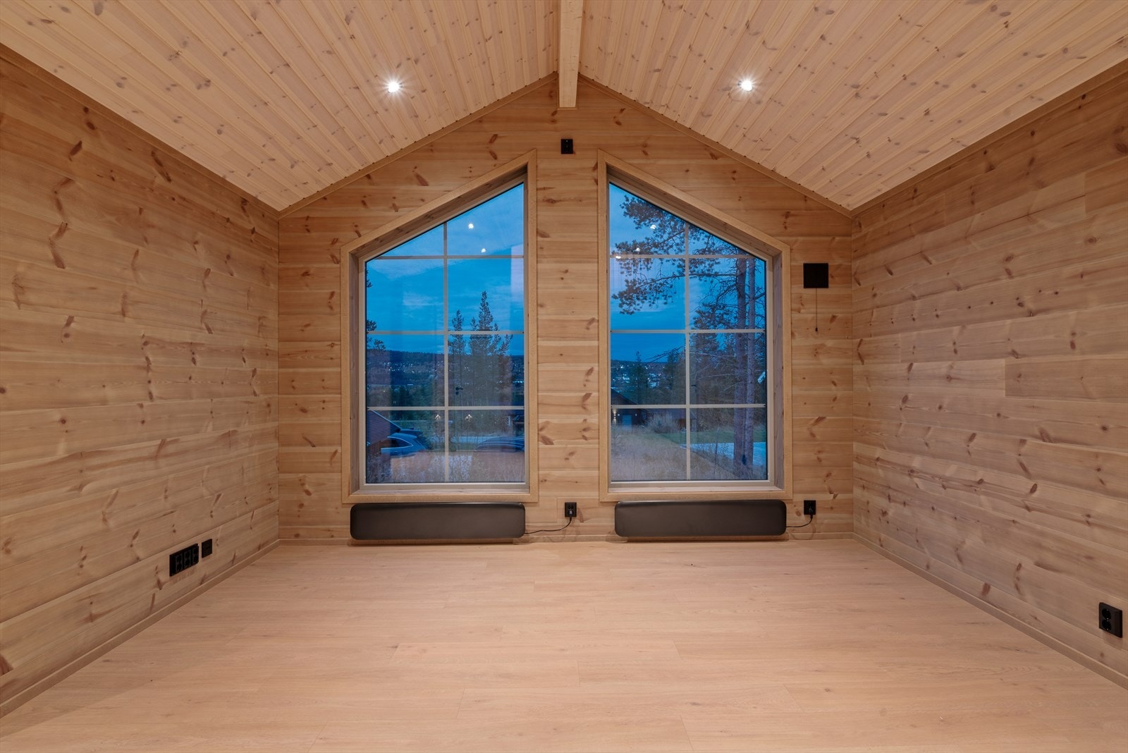 I hytta har man utsøkte og påkostete materialvalg i alle rom, med stue som har åpen himling og et takhøyt vindu som bidrar til en upåklagelig atmosfære og en fin wow-effekt når man entrer stuen. Galleribilde