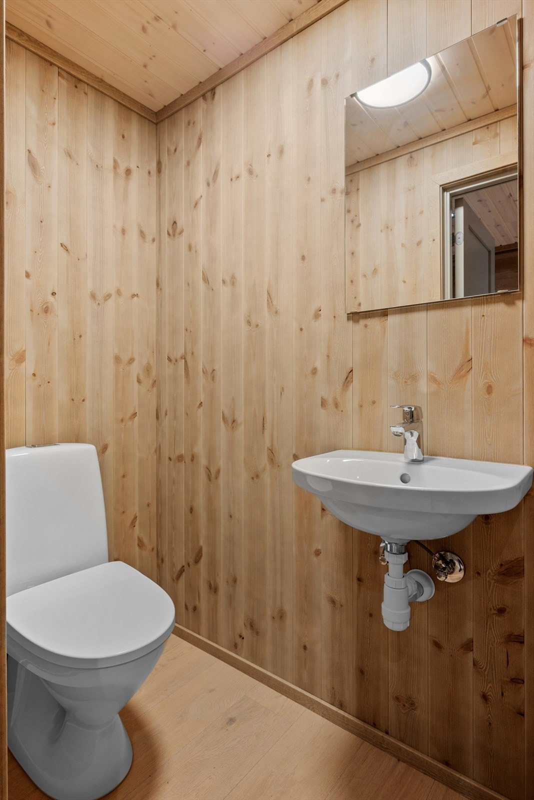 I tillegg har hytta et eget, praktisk gjestetoalett. Galleribilde