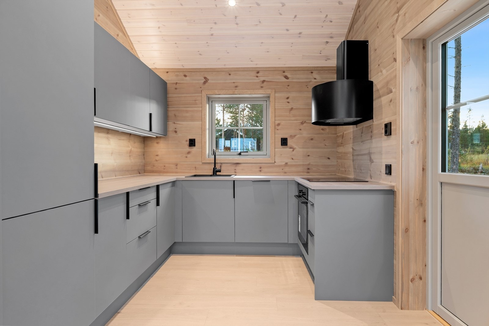 Utformingen av kjøkkenet gir godt med skap- og benkeplass. Galleribilde