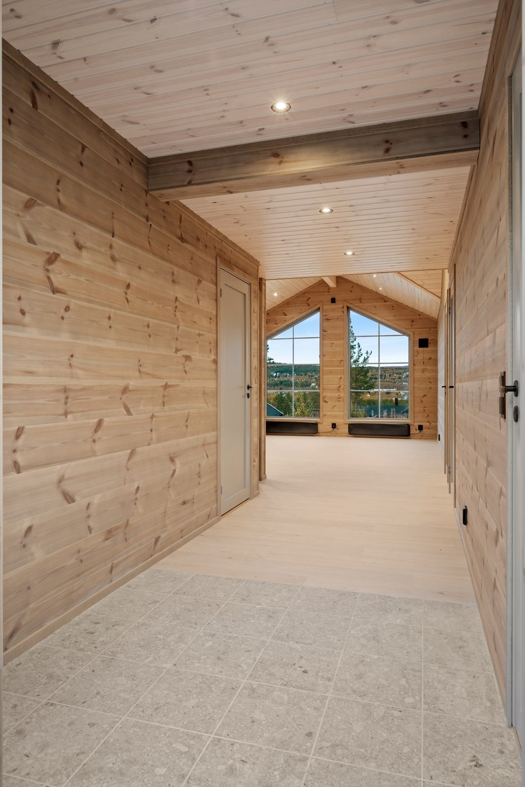 I tilknytning til entreen har hytta en bod på ca. 2,4 kvm, perfekt for oppbevaring av ski- og turutstyr. Galleribilde