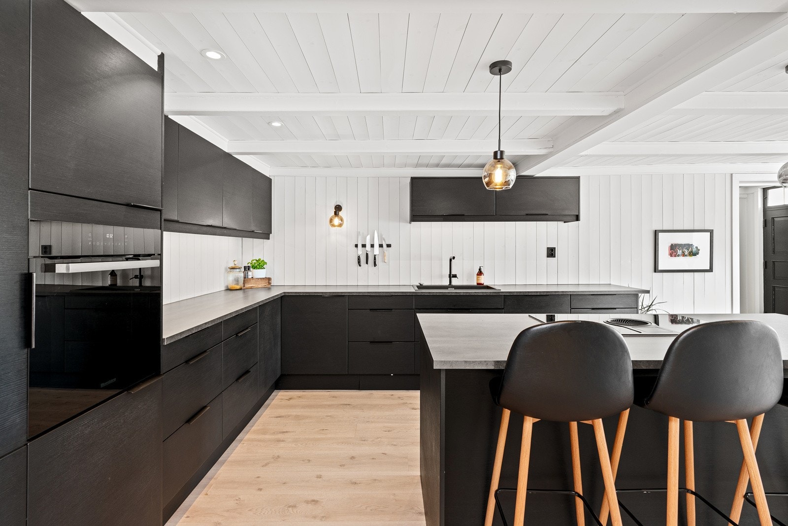 Lekkert kjøkken fra 2020 med glassluke i gulv til vinkjeller Galleribilde