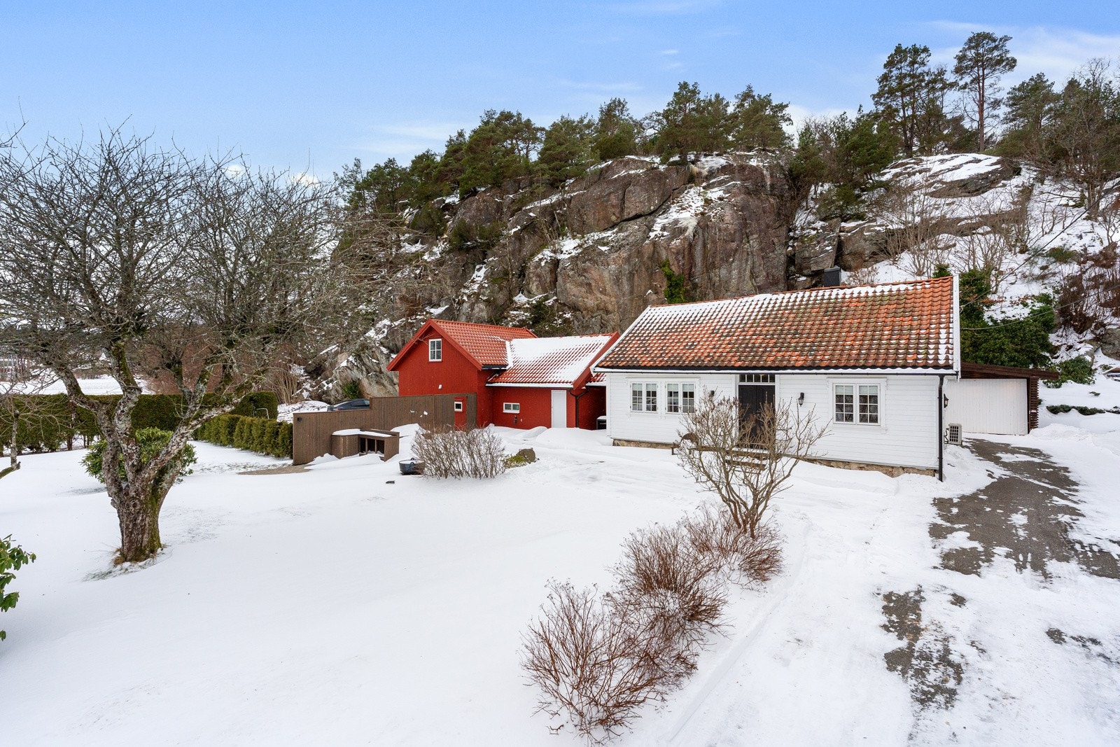 Innholdsrik eiendom med generasjonsdel/praktikantdel Galleribilde