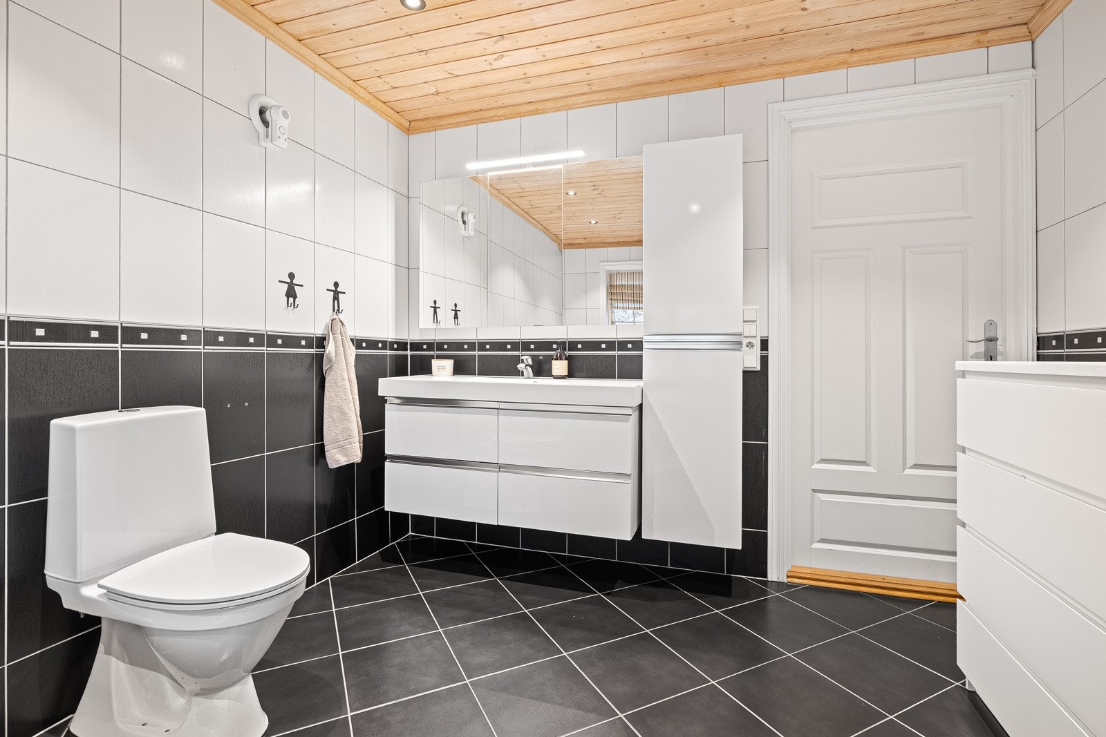 Bad med både dusj og hjørnekar Galleribilde