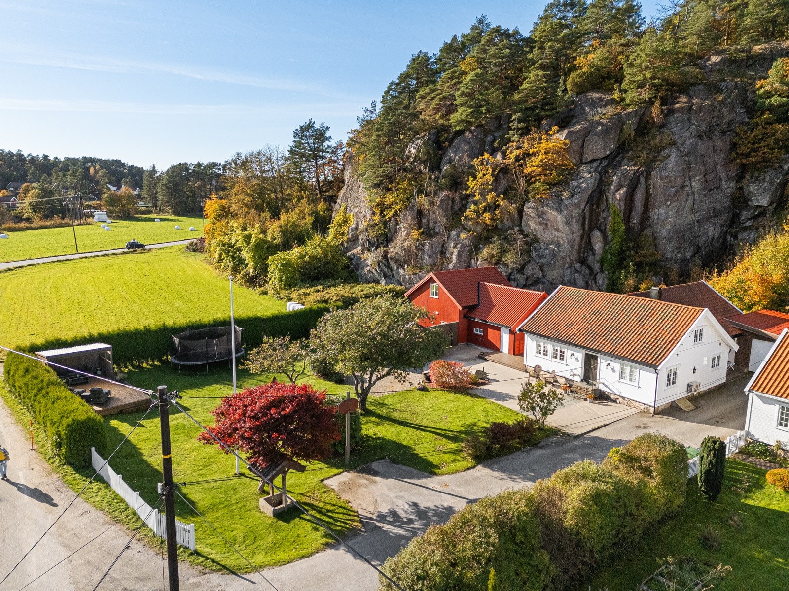 Idyllisk eiendom - jorde i bakgrunnen tilhører eiendommen Galleribilde