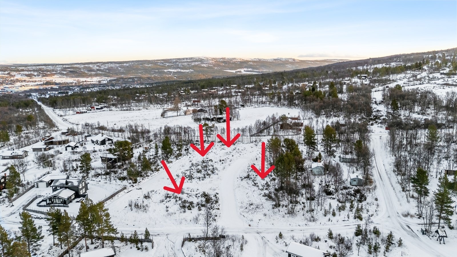 Tomtene har følgende størrelser; Hånesveien 147: 1 517,2 m² / Hånesveien 153: 1 331,7 m² / Hånesveien 155 A: 1 235,4 m² / Hånesveien 155 B: 1 159,2 m². (Den planlagte tomten er ca. inntegnet og kan avvike - korrekt fradeling er vedlagt i salgsoppgave). Galleribilde