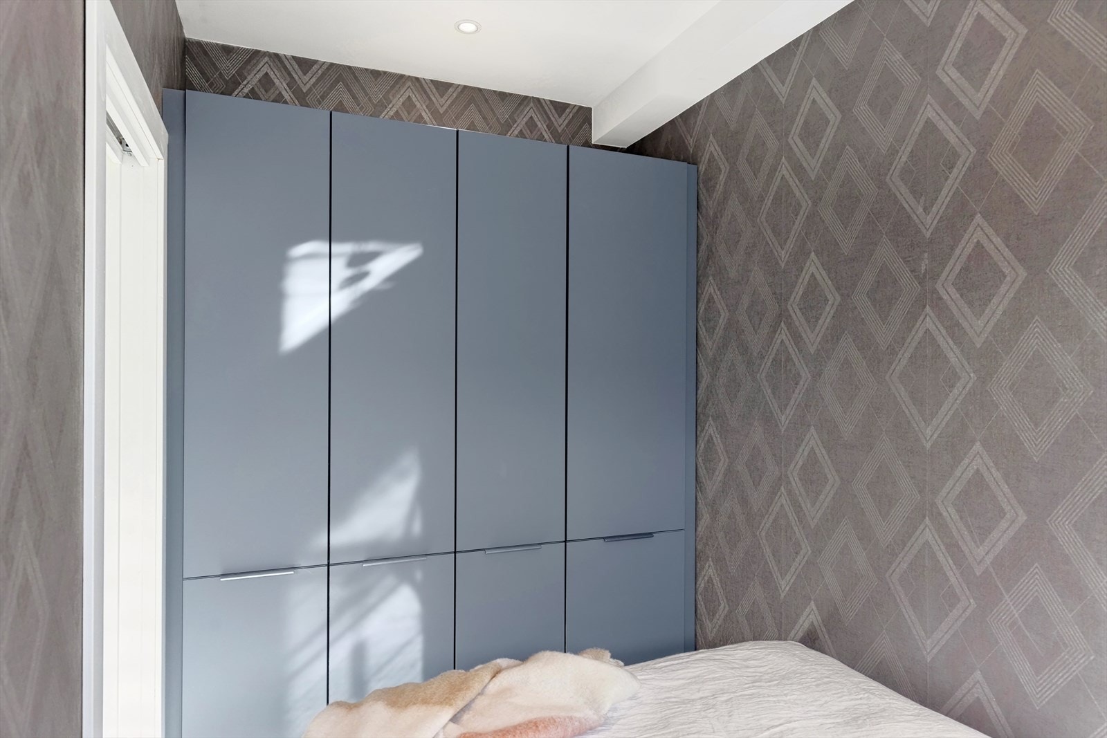 Soverommet har god plass til et stort garderobeskap. Den gode takhøyden gjør det praktisk for å innrede med oppbevaring. Galleribilde