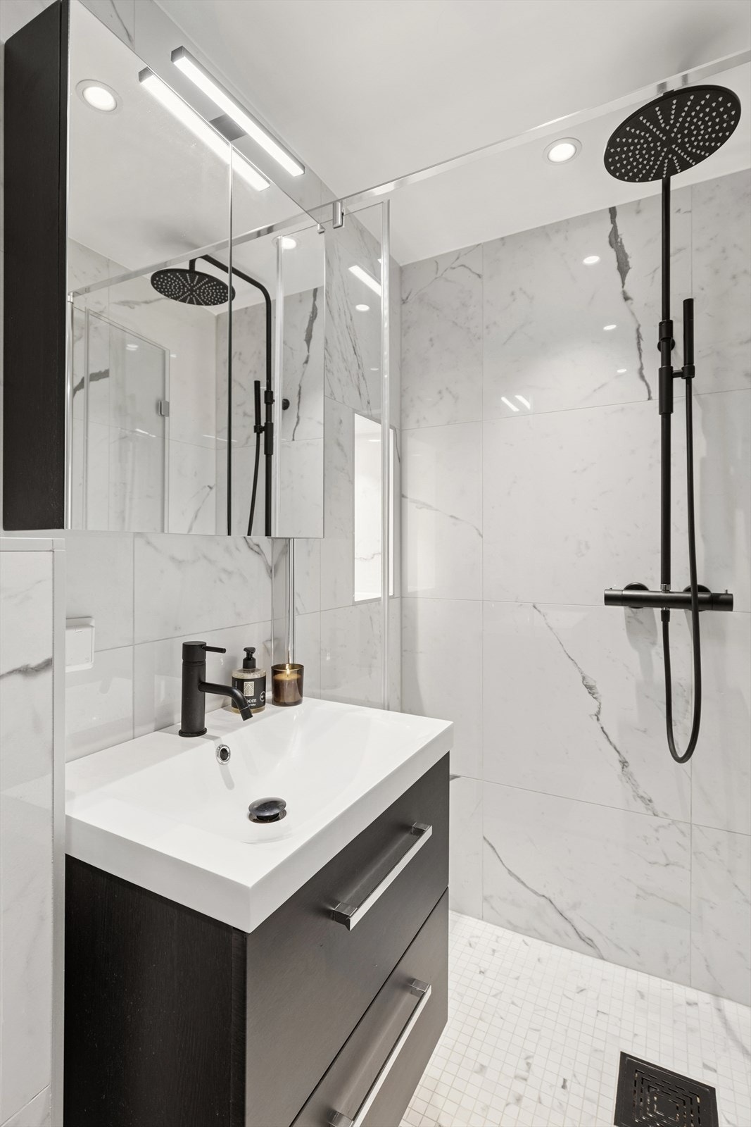 Badet ble pusset opp i 2019 med flislagte gulv og vegger, varmekabler på gulvet og veggmontert toalett. Galleribilde