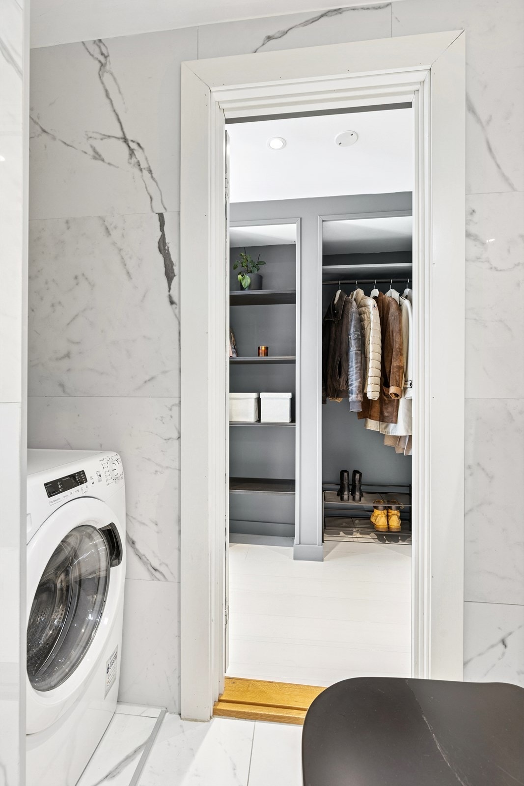 På badet har man praktisk uttak for vaskemaskin og elektrisk styrt vifte. Galleribilde