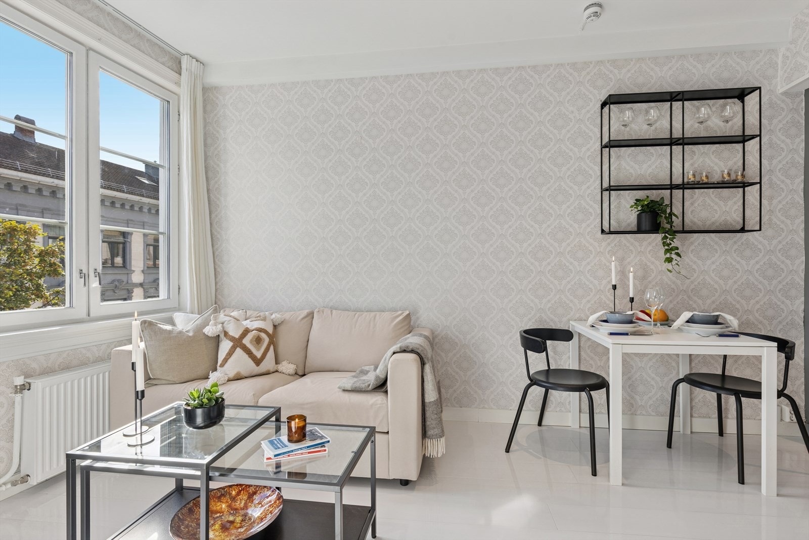 På stuen har man plass til å møblere med både sofa og spisegruppe. Galleribilde