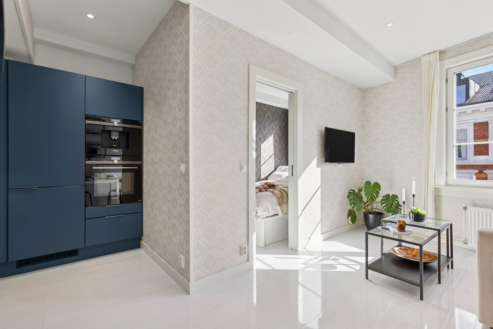 Overflatene ble pusset opp i 2019, hvor det er lakkert tregulv og malte plater i himlingen. Gode downlights gir også en moderne og stilren følelse. Galleribilde