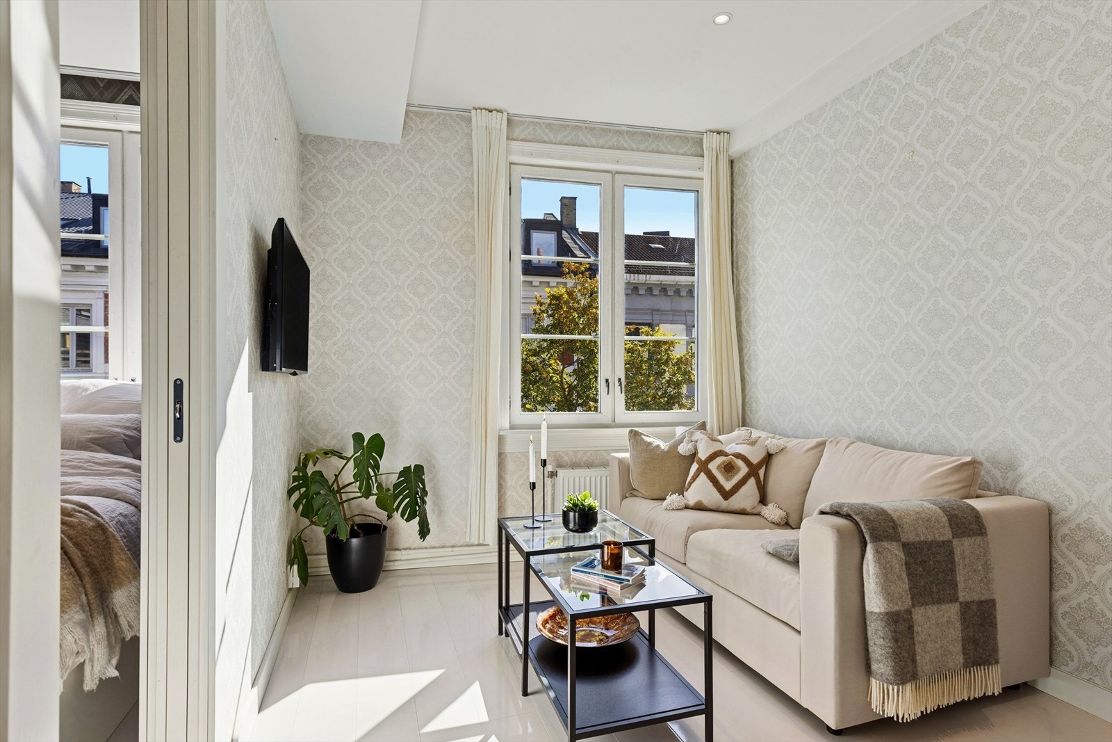 Store vindusflater slipper inn godt med naturlig lys som skaper en innbydende atmosfære. Galleribilde