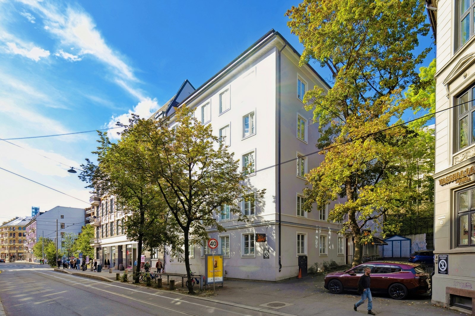 Leiligheten ligger sentralt med trikk rett utenfor. Samt OsloMET, Slottsparken, Frognerparken, restauranter, dagligvarebutikker og flere fasiliteter kun gåavstand fra leiligheten. Galleribilde