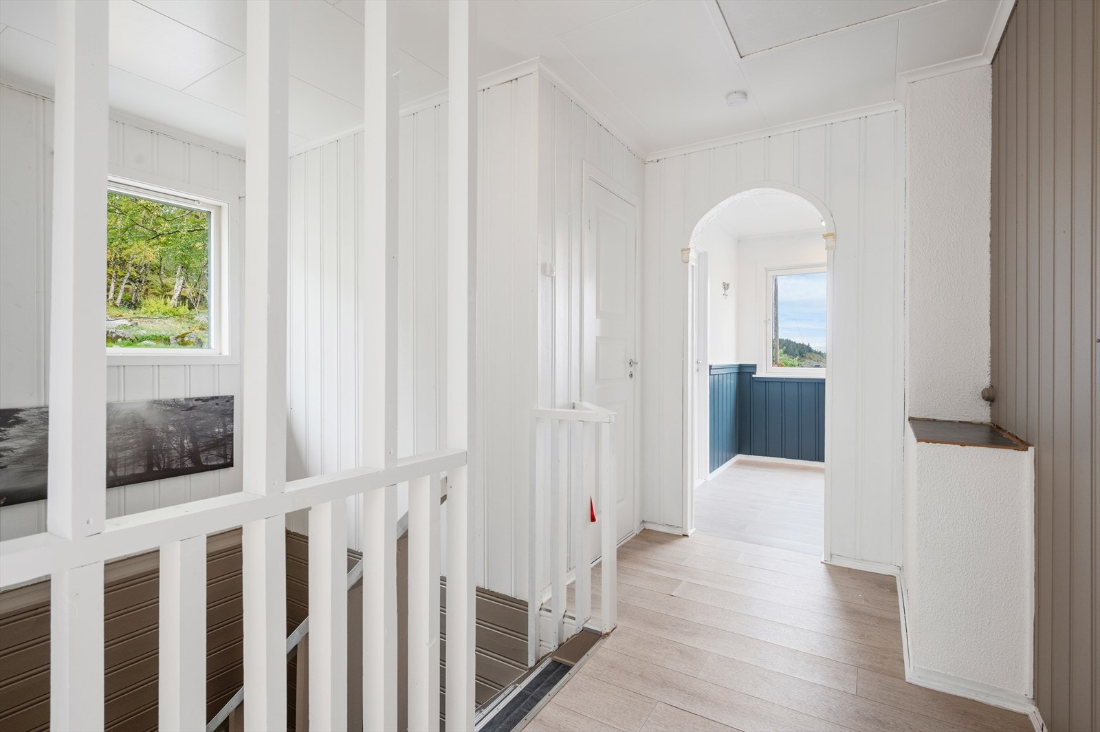 Gangen binder stuen, kjøkken og trappen som leder ned til underetasjen. Galleribilde