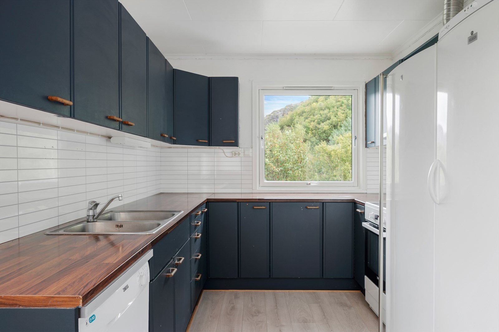 Kjøkkenet er innredet med blant annet mekanisk avtrekksvifte over stekesonen og opplegg for oppvaskmaskin. Galleribilde