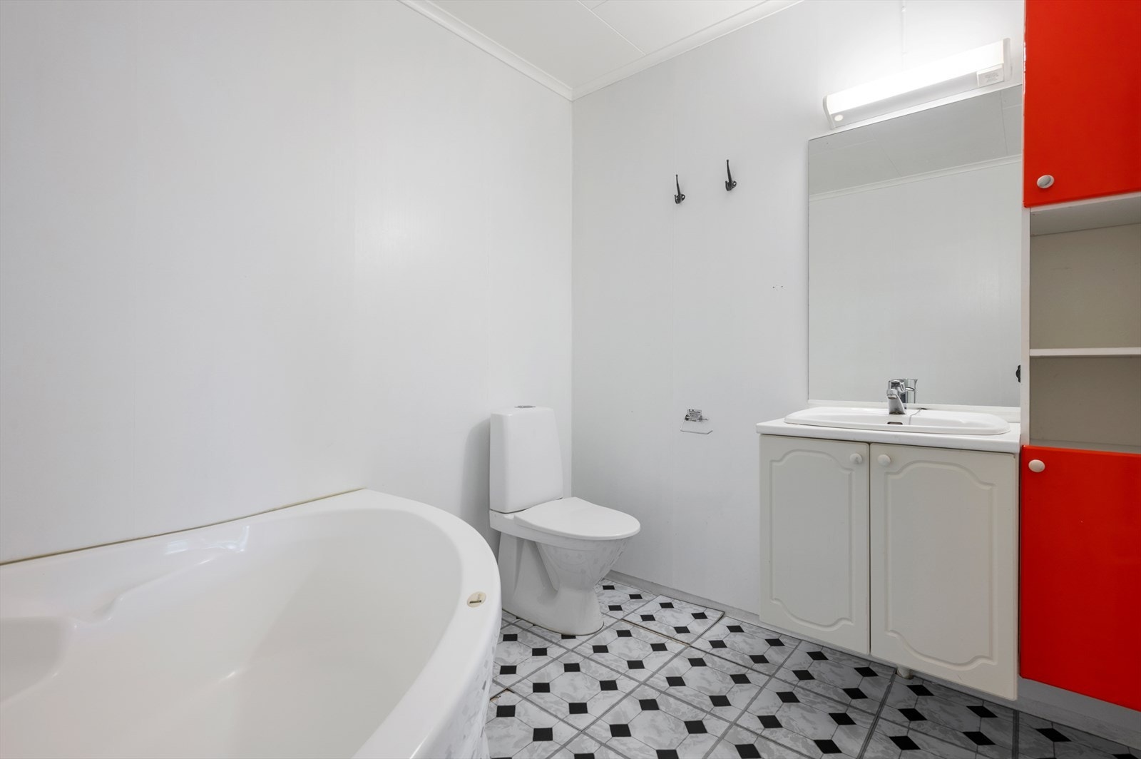 Badet i underetasjen er på 5,5m² og er utstyrt med badekar, naturlig avtrekk, servant, servantskap og wc. Galleribilde