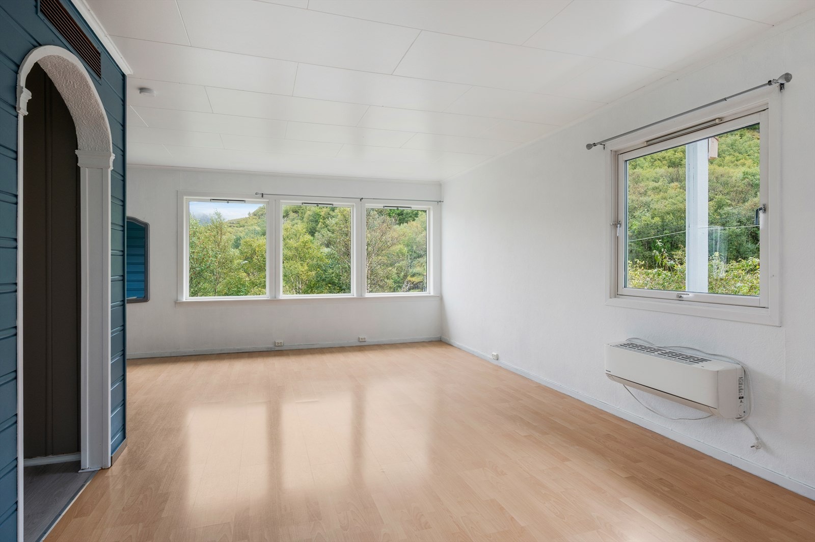 Stuen byr på flere gode møbleringsmuligheter og har rikelig med naturlig lysinnslipp. Galleribilde