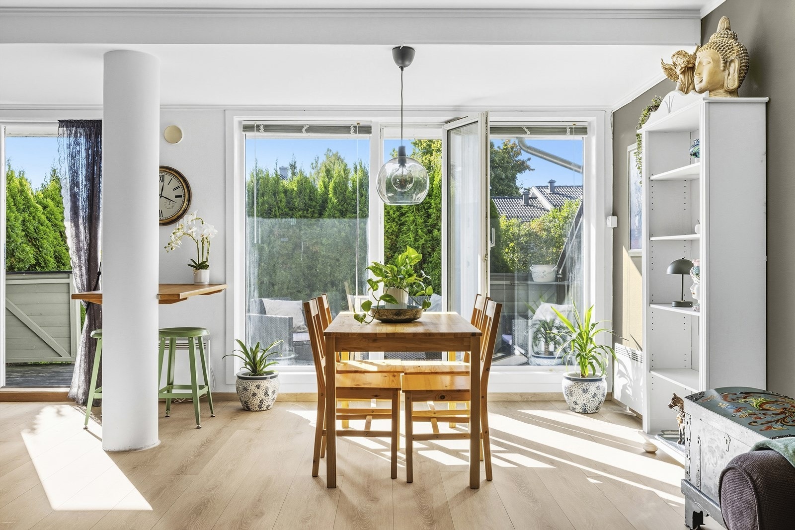 Stuen har god plass til både langt spisebord og en stor sofa - perfekt om du ønsker å invitere til hyggelige lag med familie og venner. Galleribilde