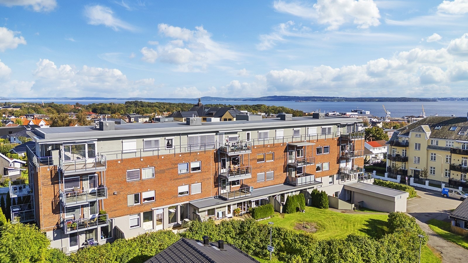 Beliggenheten gir også nærhet til sjøen og den vakre Oslofjorden med skjærgården, hvor man kan nyte alt fra båt- og badeliv til fiskemuligheter og kyststier. Galleribilde