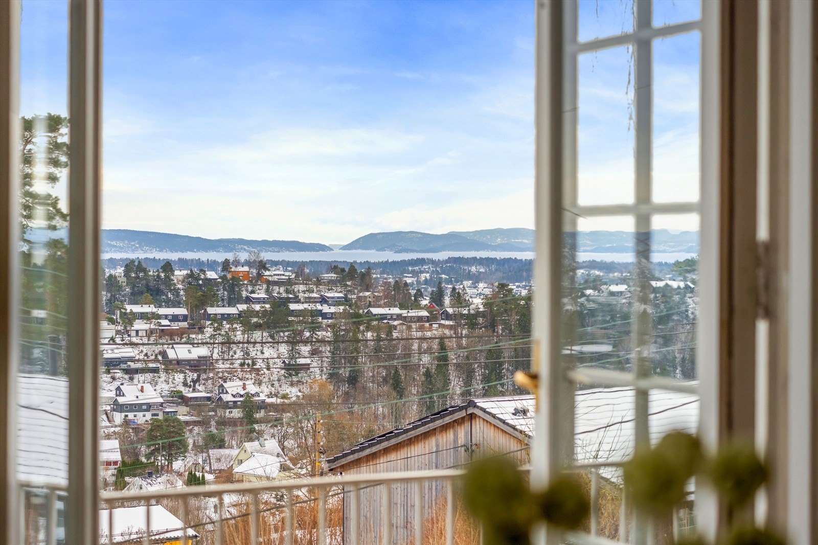 Doble dører ut til balkongen. Her kan man stå opp til soloppgangen og nydelig utsikt. Galleribilde