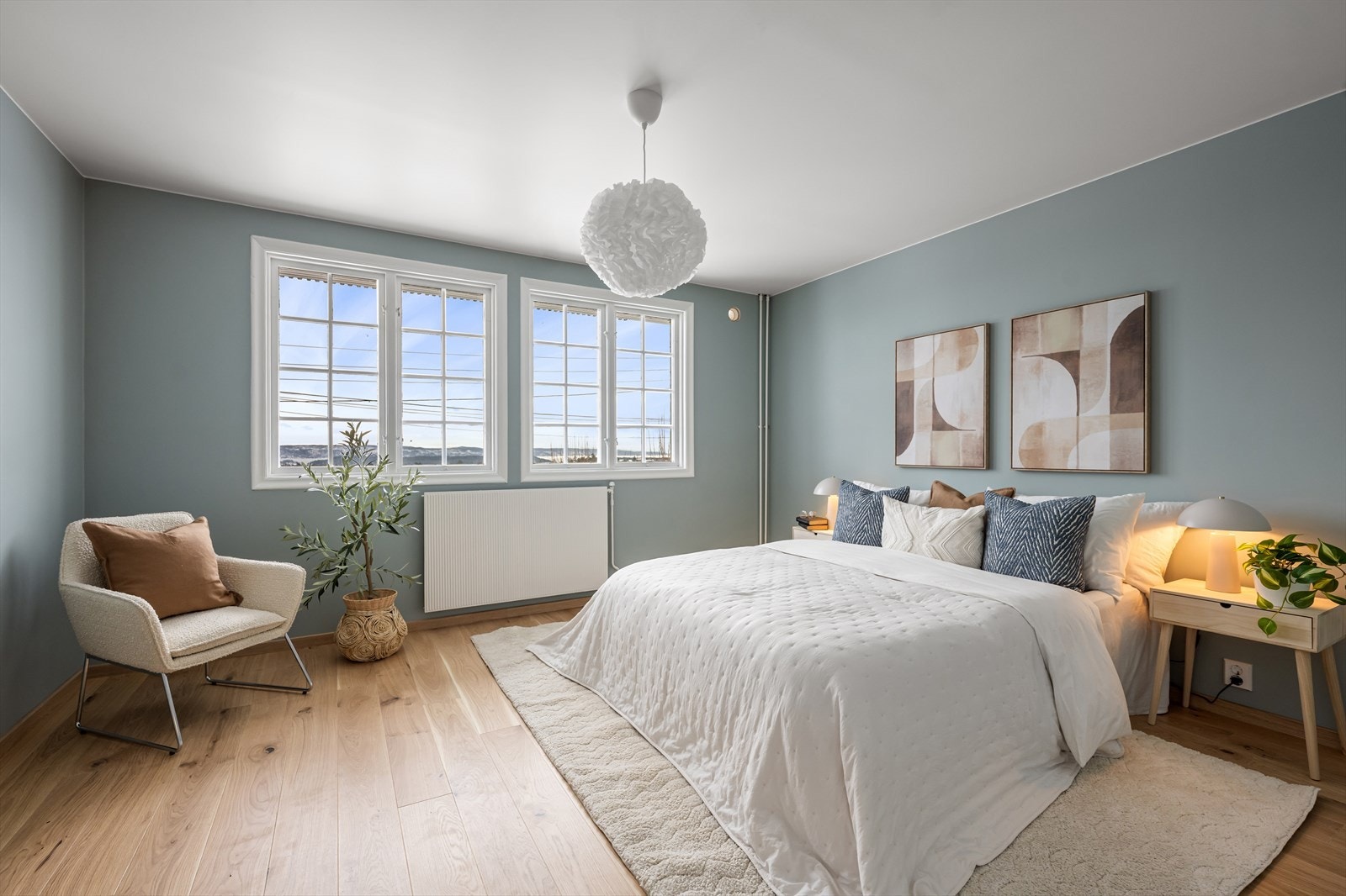 Det er tre gode soverom på rekke og rad i første etasje.
- Hovedsoverom Galleribilde