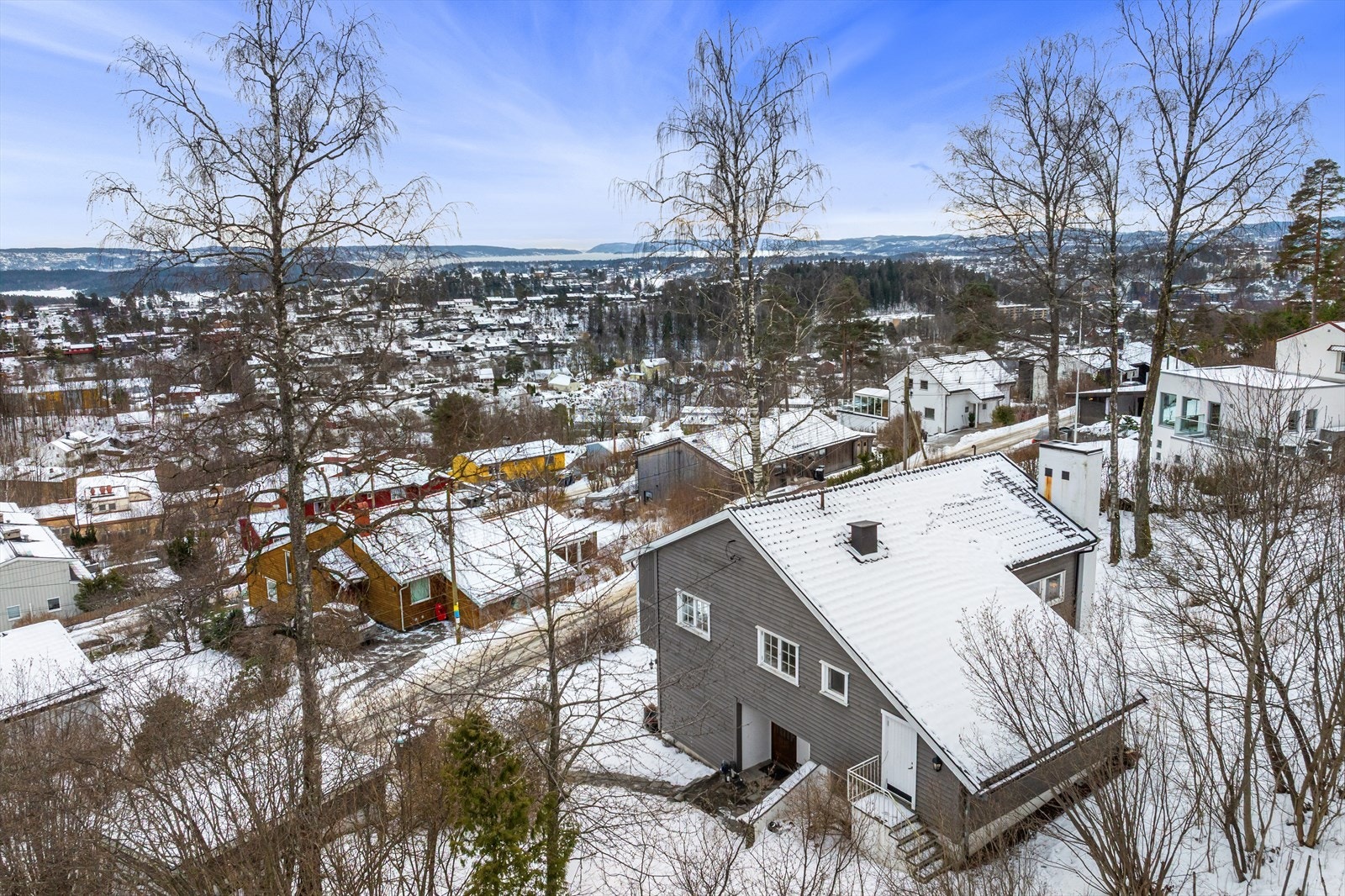 Det er plass til en bil i garasjen på tomten i tillegg til at det er muligheter for parkering på asfaltert gårdsplass utenfor. Galleribilde