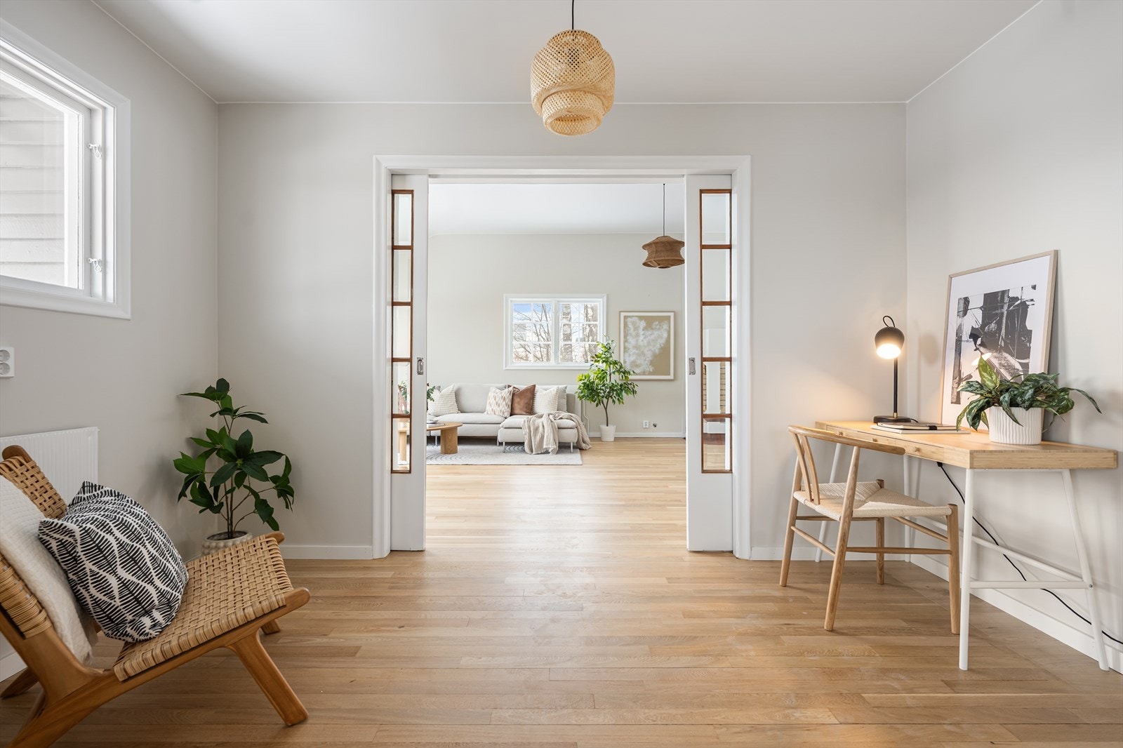 Innenfor de doble glassskyvedørene i stuen er det satt av plass til et bibliotek / hjemmekontor. Galleribilde