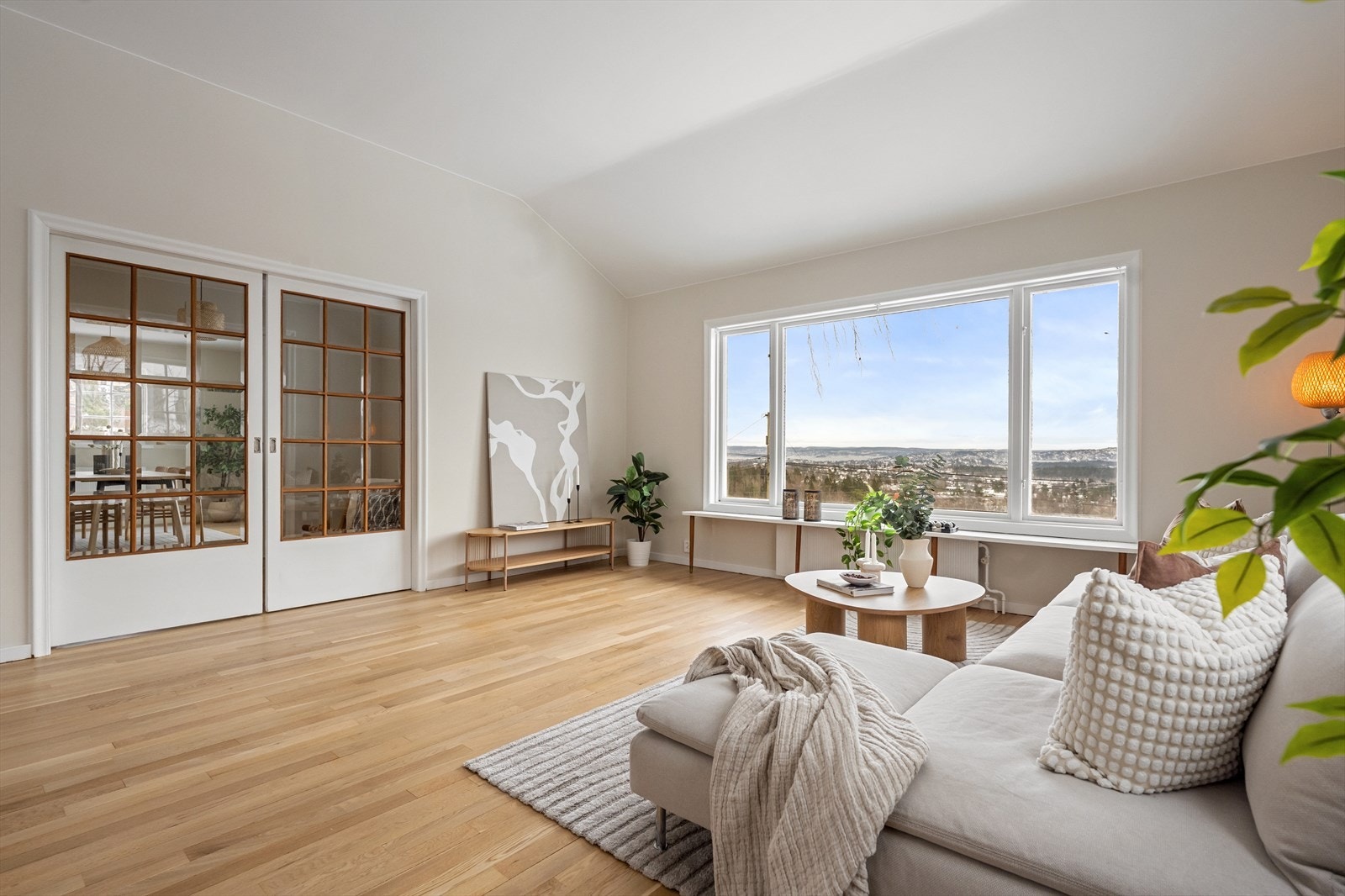 Stuen er romslig så her er det plass til å møblere flere soner. Galleribilde