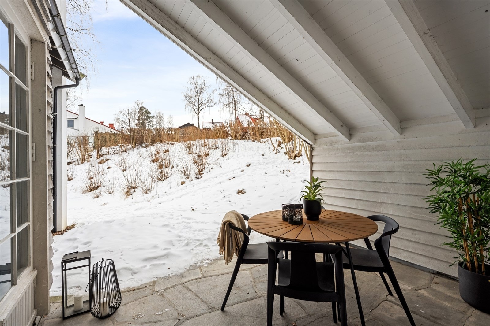 Terrasse på baksiden av huset med utgang til hagen. Galleribilde