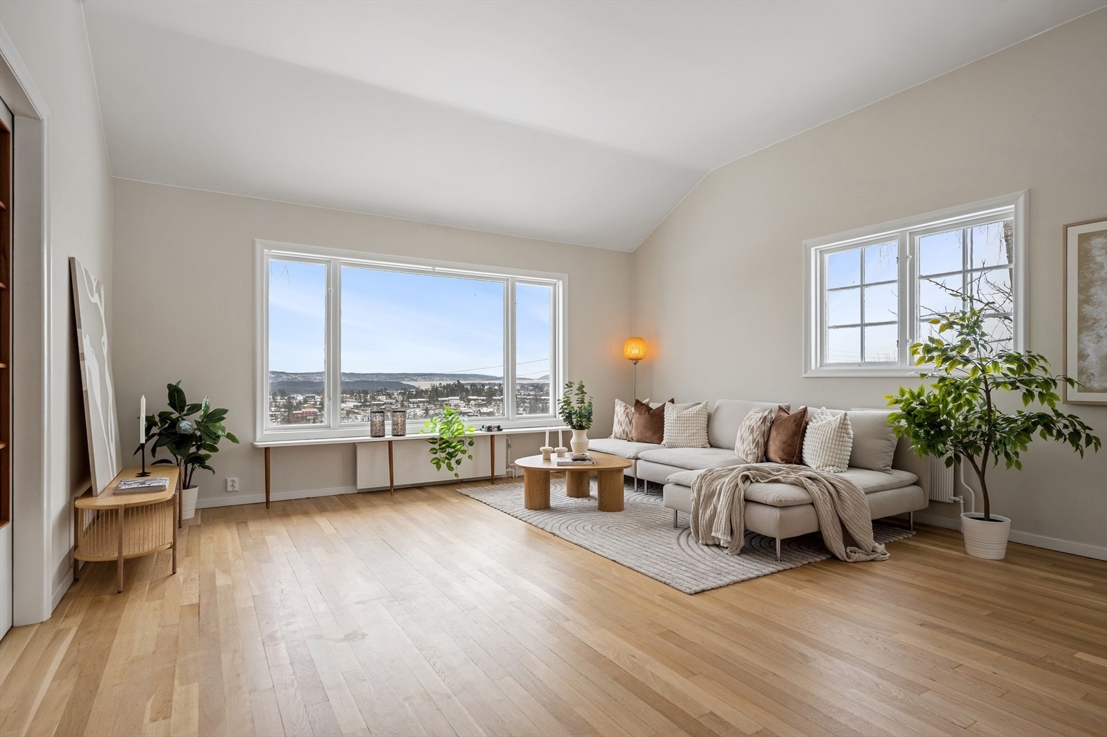 Stor åpen stue med ekstra takhøyde og flott peis. Galleribilde