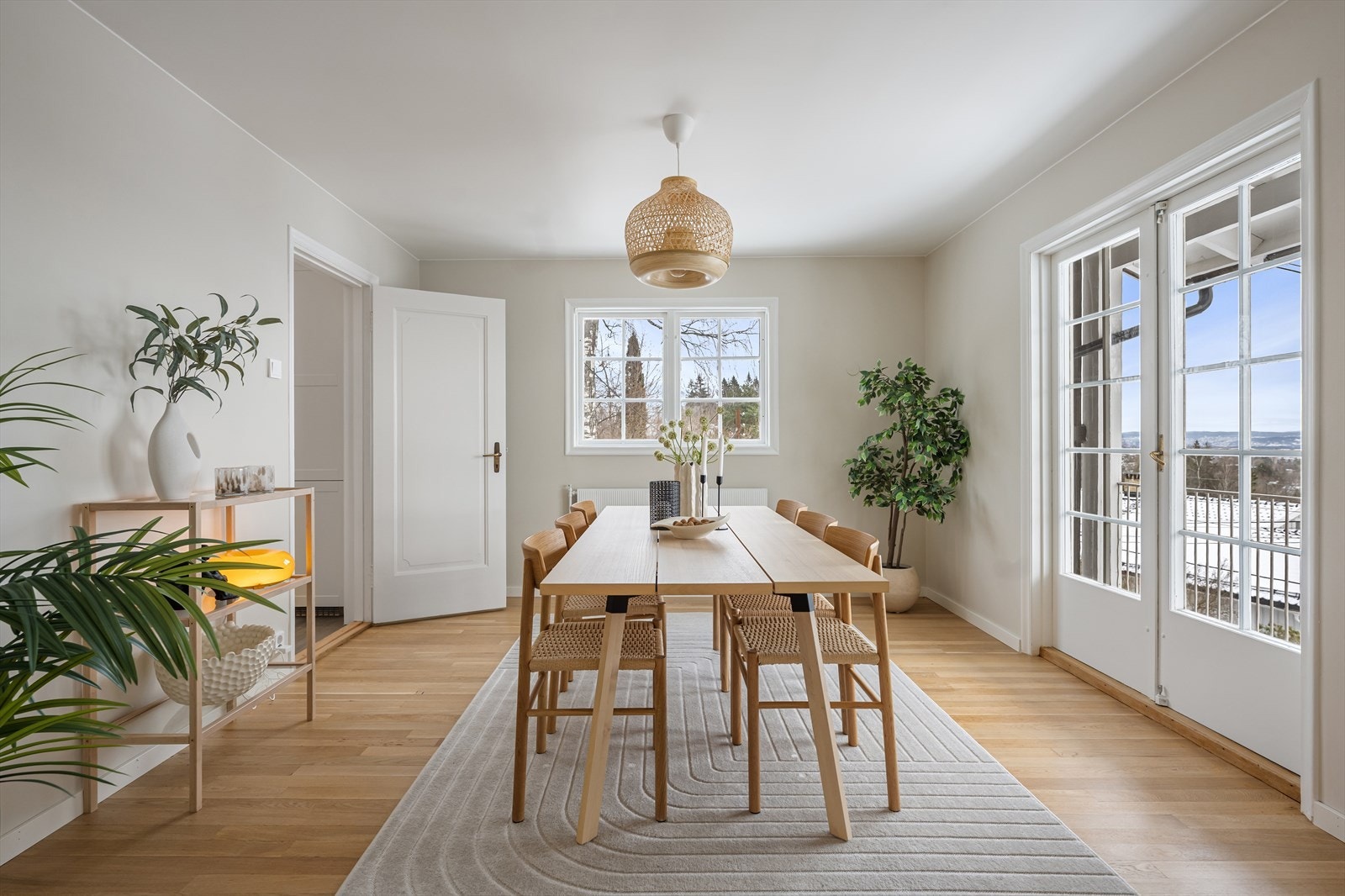 Stor spisestue med god plass til spisebord samt utgang til balkong. Galleribilde