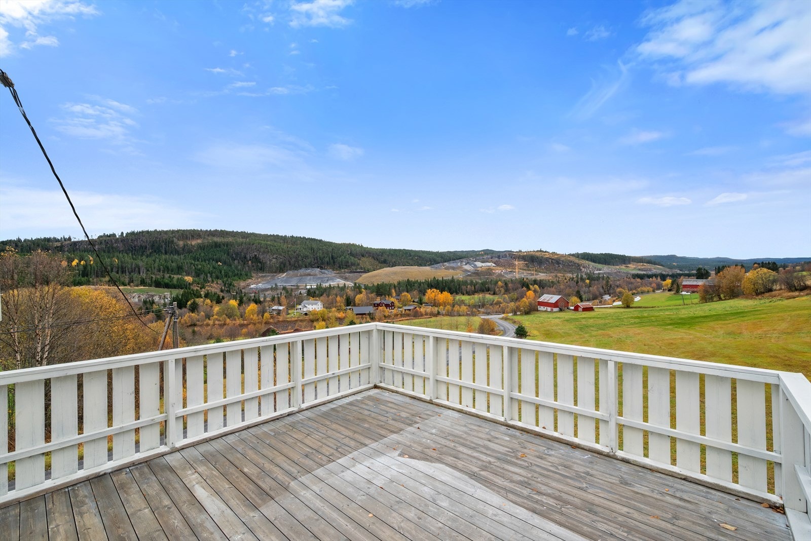 Sommerbilde fra eiendommen. Galleribilde