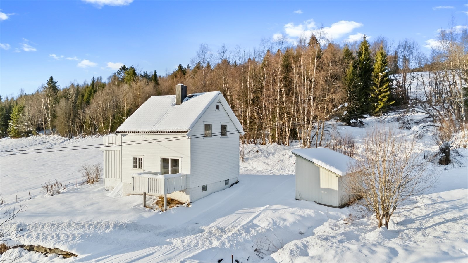 Velkommen til Kongeveien 370 - en velholdt og koselig enebolig i naturskjønne omgivelser. Foto: Interiørfoto v/ Haukdal. Galleribilde
