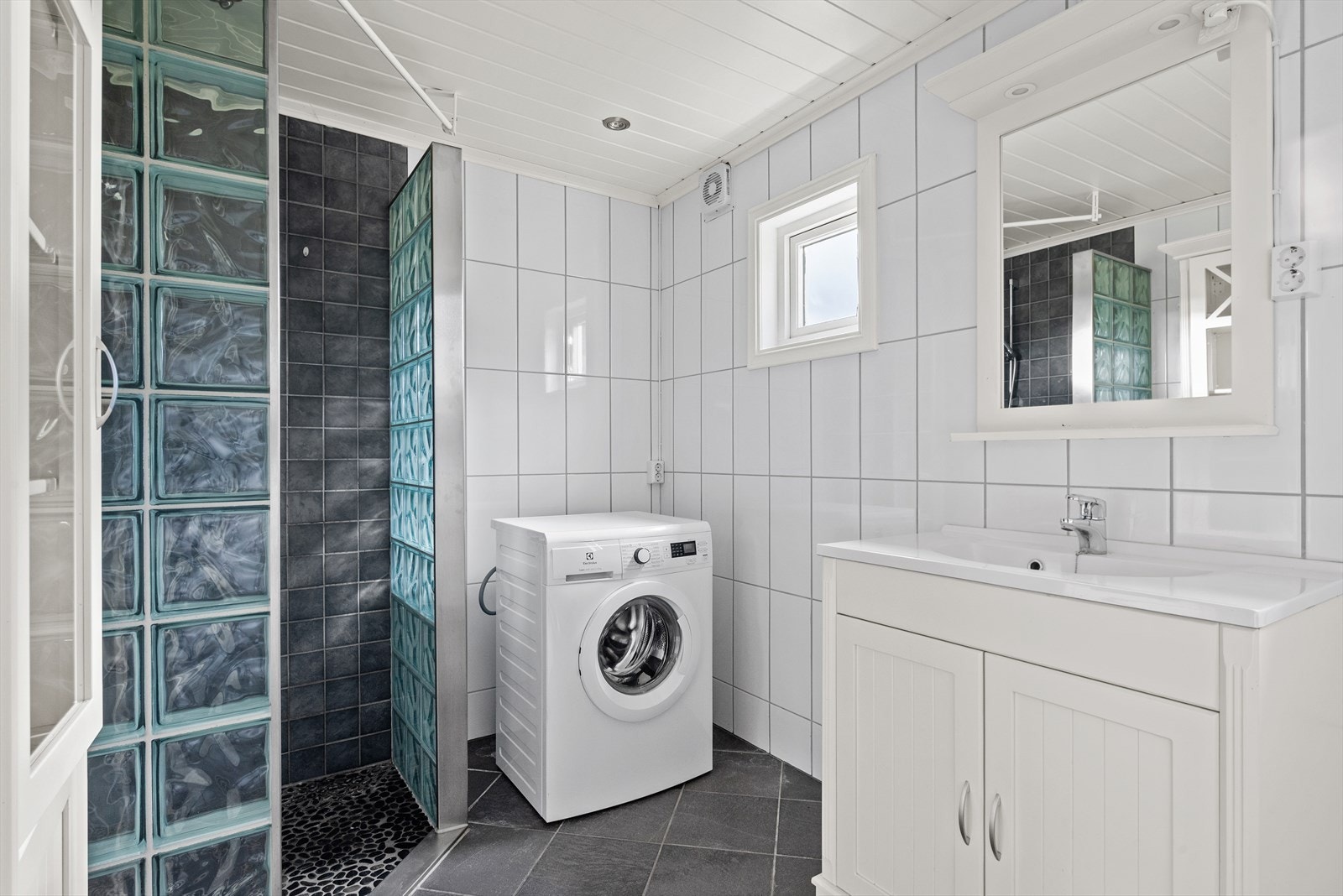 Boligen har et pent bad/wc/vaskerom fra 2013/2014. Galleribilde