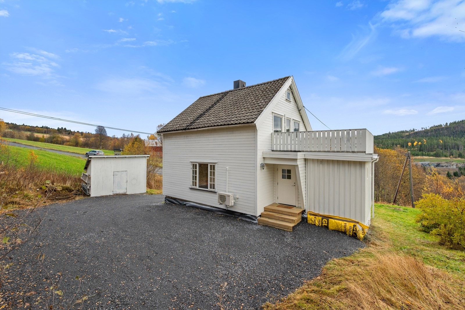 Sommerbilde fra eiendommen. Galleribilde