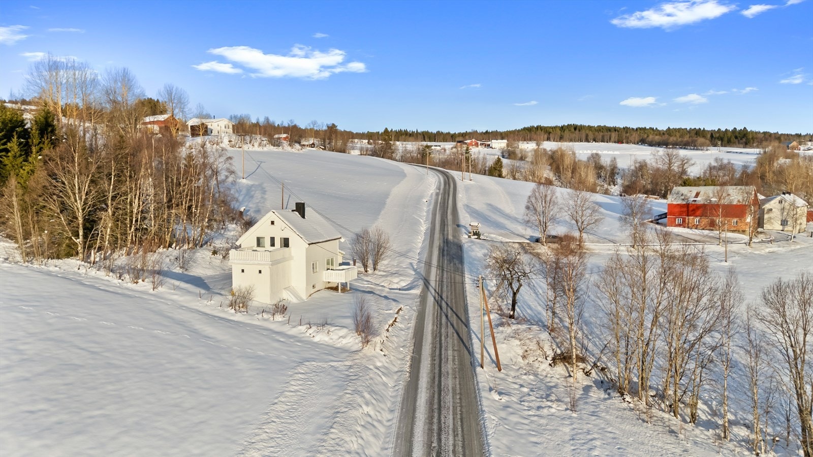 Tomten på 796 kvm er skrånende, solrik og pent opparbeidet med gressplen, prydbusker og gruslagt gårdsplass. Galleribilde