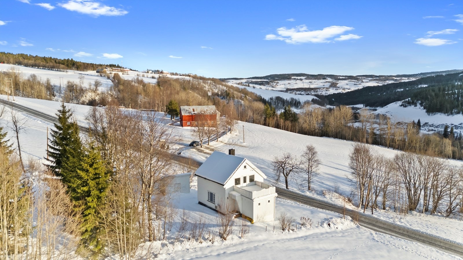 Eiendommen ligger på et høydedrag i rolige og naturskjønne omgivelser, ca. 3,5 km sør for Soknedal sentrum. Det er umiddelbar nærhet til flotte tur- og friluftsområder innover i marka. Her finnes flere turstier og fjellvann. Galleribilde