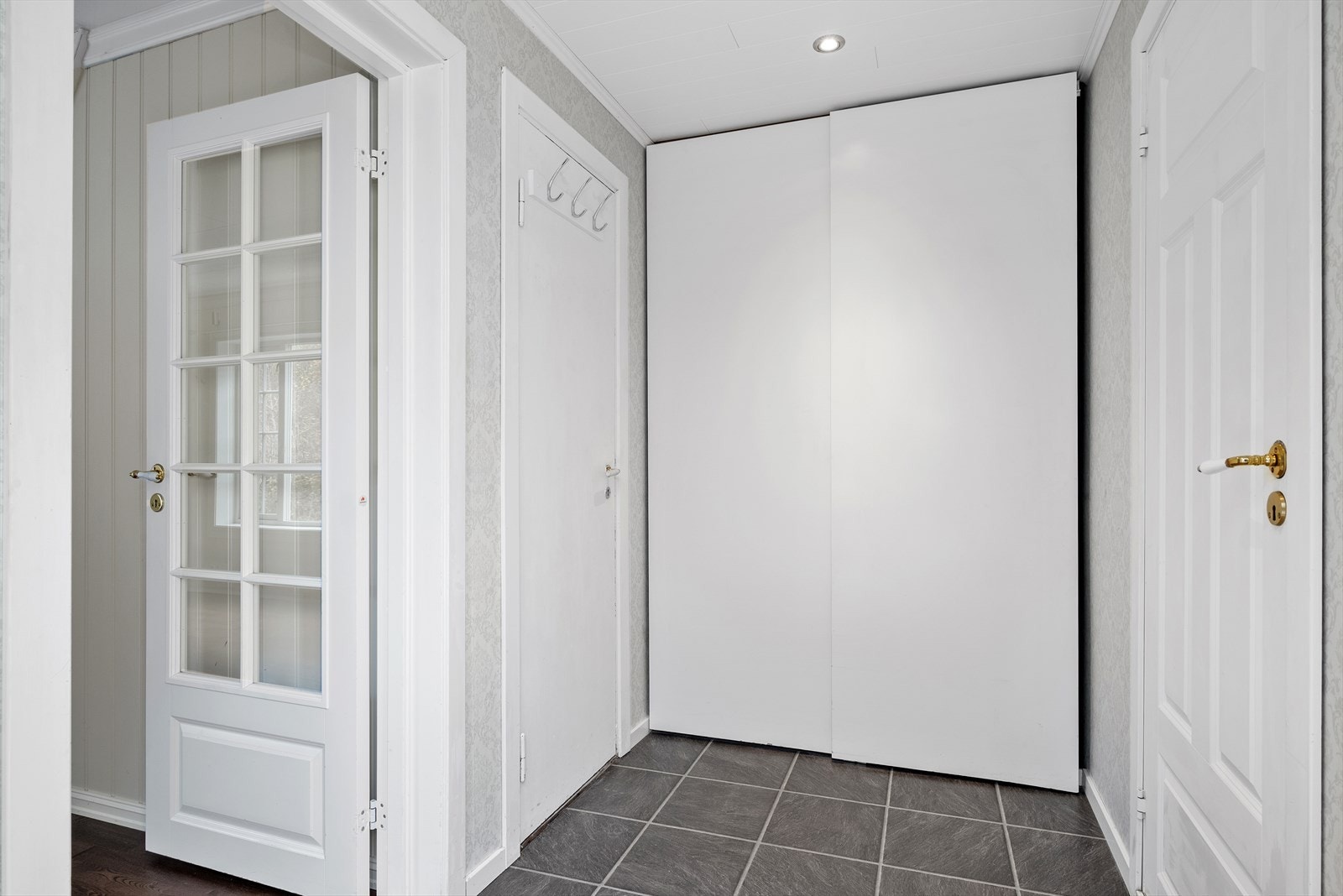 Boligen har en pen entré på ca. 5,5 kvm med plassbygd skyvedørsgarderobe. Galleribilde