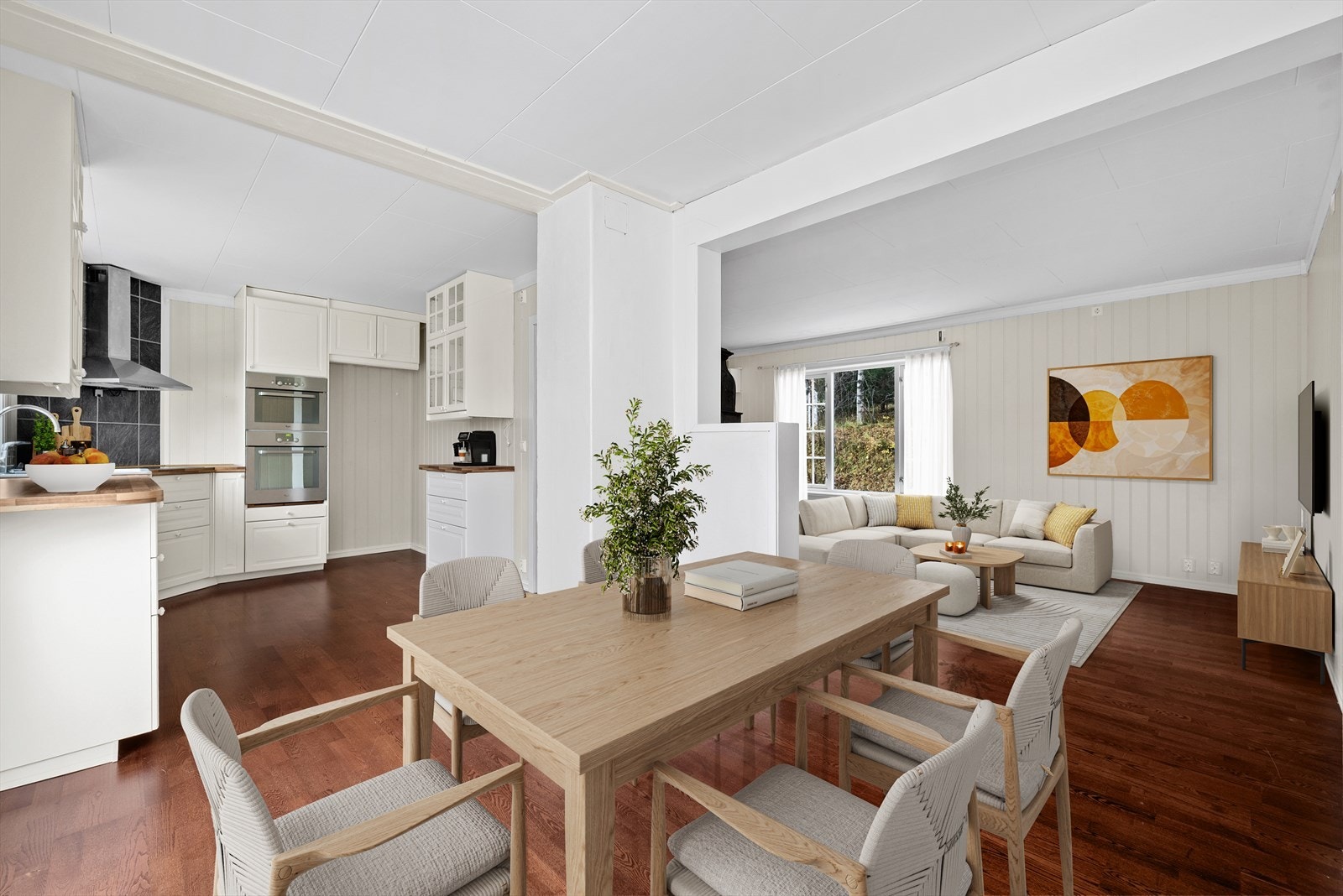 Det er god plass til et stort spisebord i fin nærhet til kjøkkenet. Galleribilde