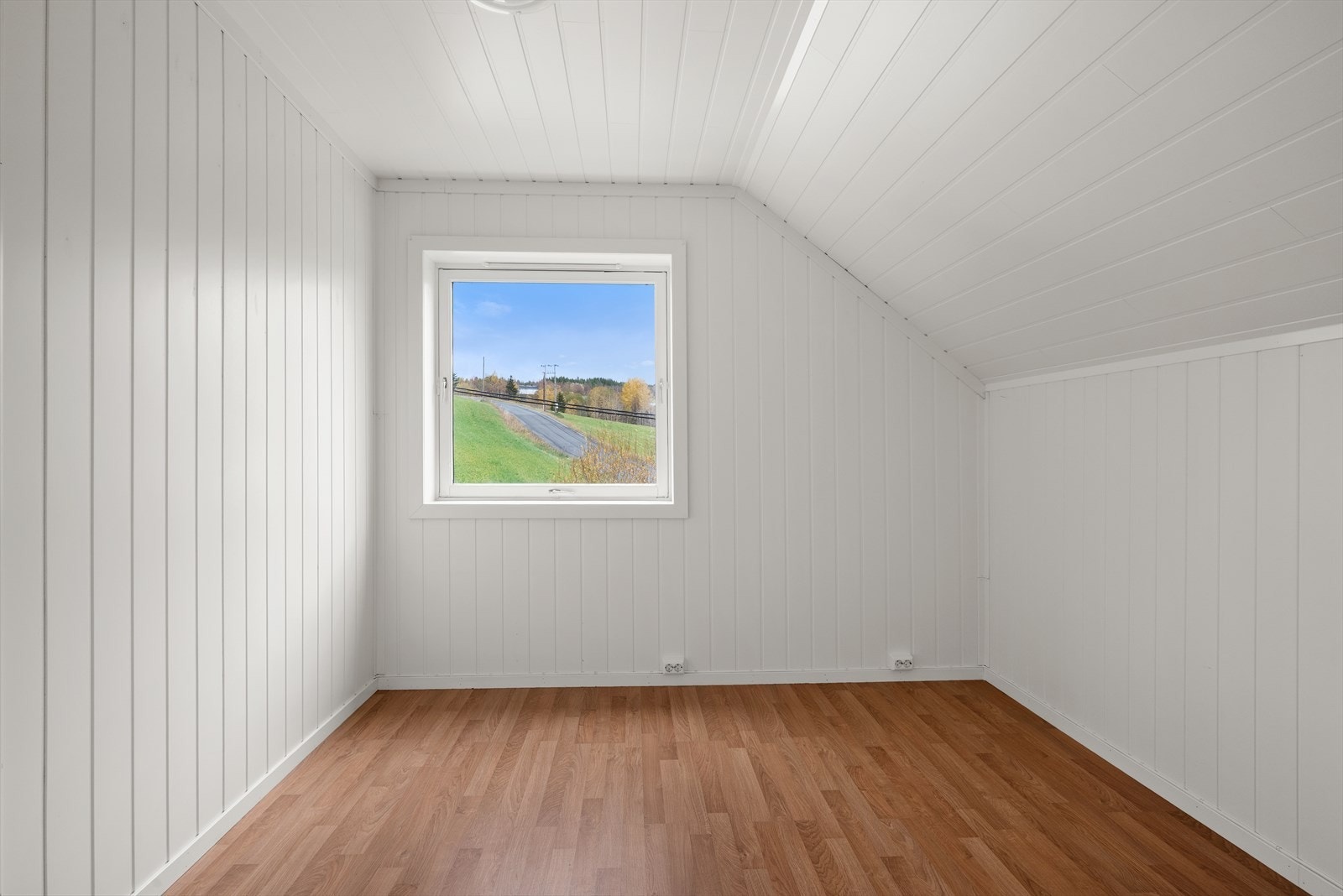 Alle soverommene har store vinduer som byr på rikt, naturlig lysinnslipp. Galleribilde