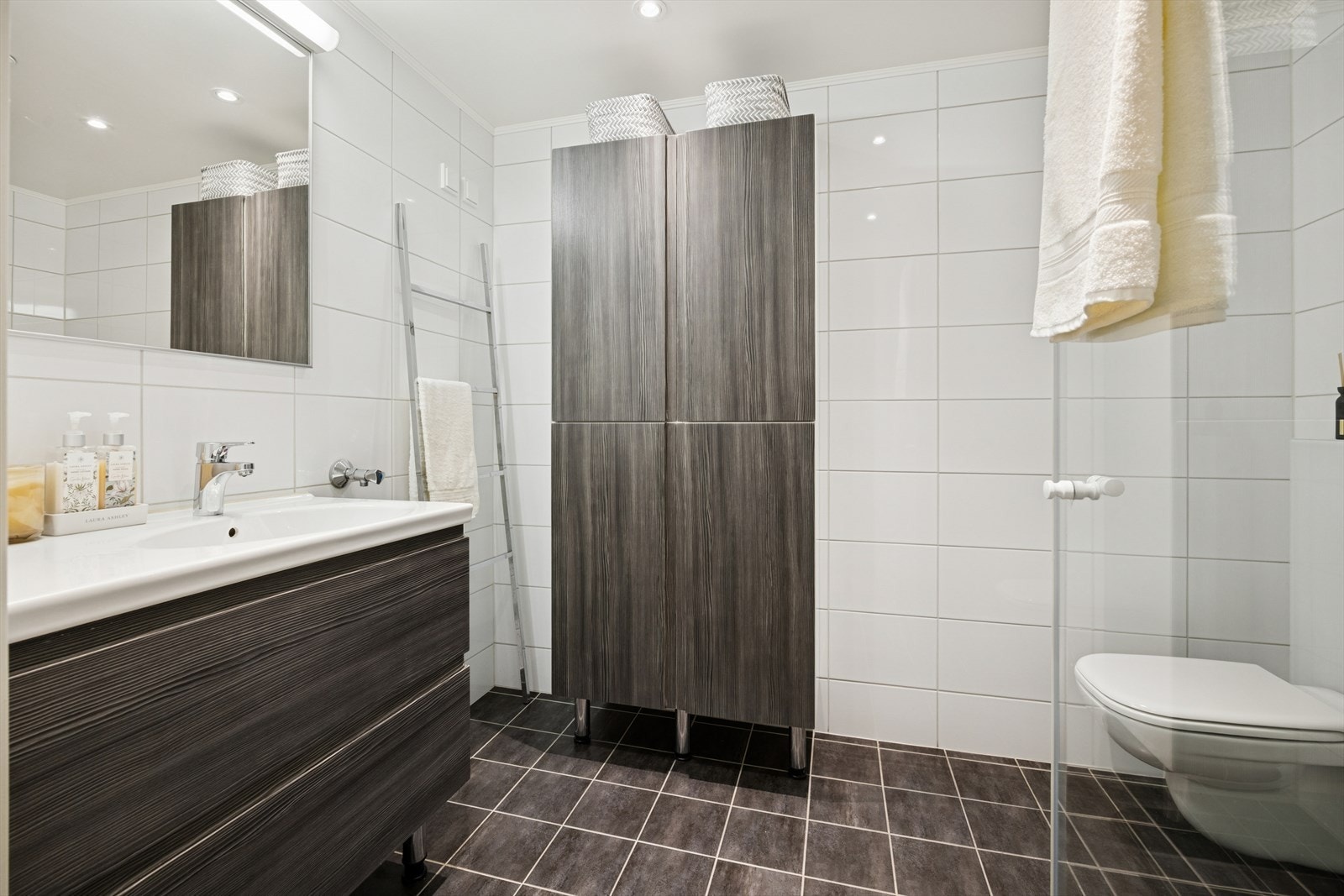 Boligen har to bad og et separat vaskerom. Her er badet i hovedetasjen, som er på 4,5 m² - praktisk plassert ved soverommene i en egen fløy. TG1 av takstmann. Galleribilde