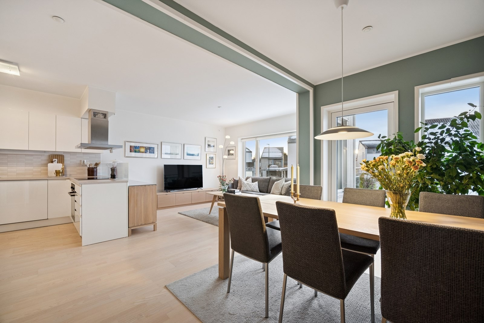 En sosial løsning, hvor kjøkkenet og spisestuen knyttes sammen. Det er god plass til romslig spisebord i spisestuen. Galleribilde